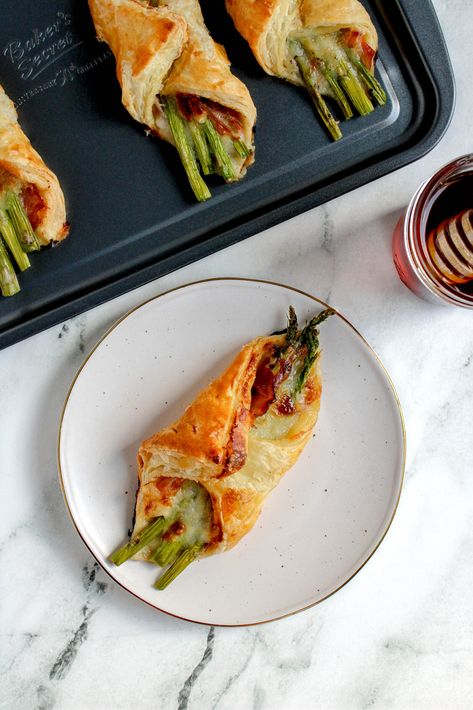 This easy appetizer is the perfect combo of sweet and salty paired with flaky pastry! Brie Prosciutto, Recipes Quiche, Puff Pastry Ingredients, Prosciutto Asparagus, Breakfast Cupcakes, Beautiful Baking, Puff Pastry Appetizers, Pastry Appetizer, Messy Kitchen