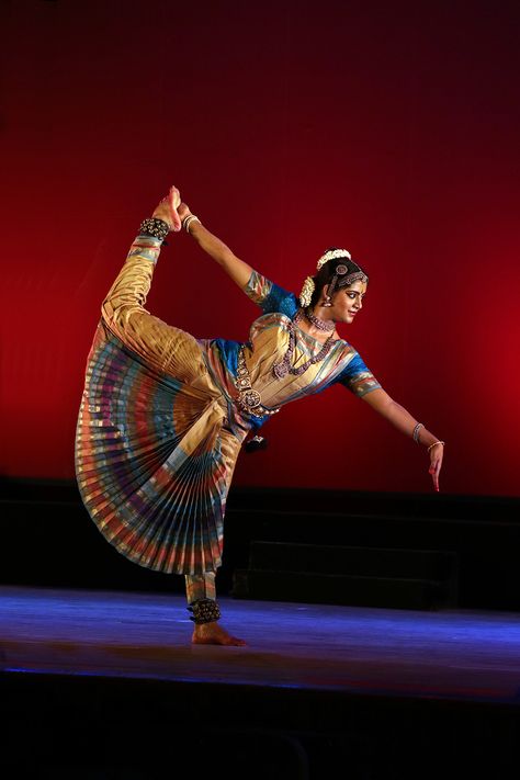 Baratha Natyam Photography, Barathanatyam Pics, Arangetram Costumes, Bharathanatyam Photography, Bharatnatyam Aesthetic, Bharathanatyam Costumes, Bharatnatyam Dress, Cultural Pictures, Dancing On Stage