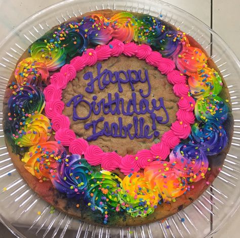 Preppy Birthday Cookie Cake, Cookie Cakes Birthday Designs, Cookie Cake Preppy, Tie Dye Cookie Cake, Cute Cookie Cake Designs, Rainbow Cookie Cake Birthday, Decorated Big Cookie Cake, Cookie Cake Decorations, Cookie Cake Designs