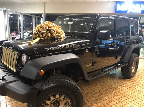 Jeep Wrangler unlimited black and gold Black And Gold Jeep Wrangler, Gold Jeep Wrangler, Luxury Jeep, Wrangler Mods, Jeep Things, Car Jeep, Gold Wheels, Jeep Wrangler Accessories, Blue Luxury