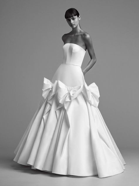 Viktor & Rolf Bridal Fall 2018 Collection | Vogue Viktor Rolf Bridal, Bow Gown, Fitted Wedding Dress, Wedding Bows, Bridal Fashion Week, Princess Wedding Dresses, Classy Fashion, Big Bow, Princess Wedding