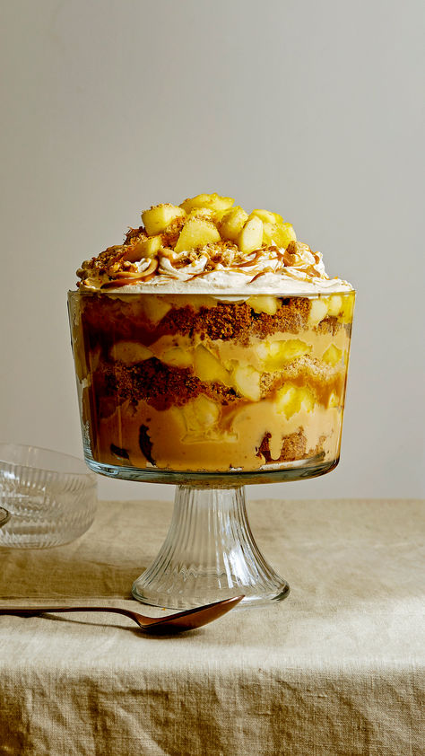 Apple crumble trifle in a glass serving dish Christmas Trifle, Trifle Dish, Trifle Desserts, Ginger Cake, Trifle Recipe, Bbc Good Food Recipes, Apple Crumble, Christmas Pudding, Trifle