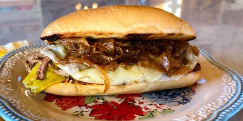 Ree Drummond's Drip Beef Sandwich with Caramelized Onions and Provolone - TODAY.com Drip Beef, Spicy Steak, Caramelized Onions Recipe, Chili And Cornbread, Pulled Beef, Beef Sandwiches, Roast Beef Sandwiches, Pioneer Woman Recipes, Beef Sandwich