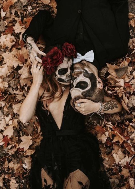 Creative Couples Halloween Costumes, Aline Wedding Dresses, Shooting Photo Couple, Halloween Styled Shoot, Couples Halloween Costumes, Halloween Photography, Wedding Dress Organza, Cute Couple Halloween Costumes, Aline Wedding Dress