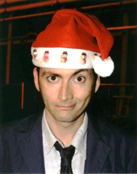 david tennant santa hat. adorbs Doctor Who Christmas, Doctor Who 10, Bbc Doctor Who, Tenth Doctor, Eleventh Doctor, Twelve Days Of Christmas, Torchwood, Timey Wimey Stuff, Shopping Day