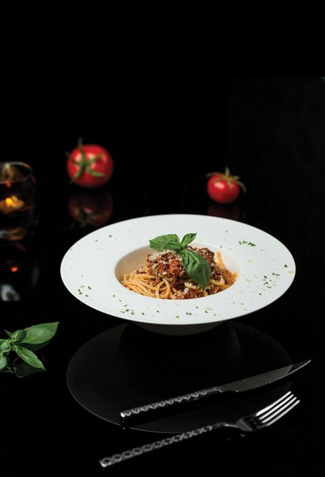 A plate of spaghetti in dark restaurant.... | Free Photo #Freepik #freephoto #food #restaurant #kitchen #plate Pasta Styling, Professional Kitchen Restaurant, Spaghetti Plate, Easy Iftar Recipes, Dark Restaurant, Plate Of Spaghetti, Food Shoot, Chill Lounge, Tea Party Sandwiches