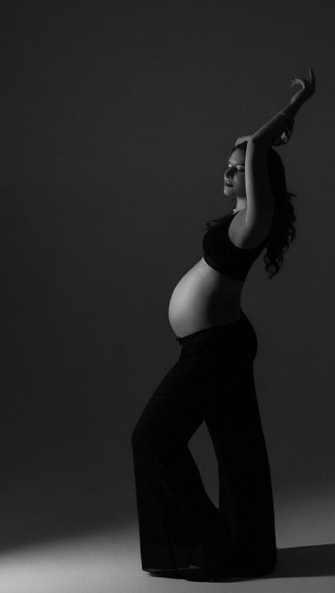 Maternity Shoot With Grandparents, Modern Maternity Shoot Couple, Modern Maternity Shoot Ideas, Dark Maternity Shoot, Maternity Shoot Black And White, Modern Maternity Shoot, Couple Maternity Poses, Diy Maternity Photos, Bump Shoot