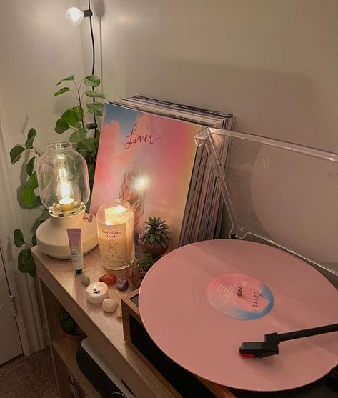 14K Likes, 70 Comments - libz (taylor’s version) (@laibaisrarr) on Instagram: "lover ʚ❤︎ɞ ༉‧₊˚✧.*" Vinyl Shelf Aesthetic, Record Player Setup, Record Player Aesthetic, Swiftie Aesthetic, Aesthetic Vinyl, Vinyl Shelf, Cd Aesthetic, Ideas Habitaciones, Vinyl Record Display