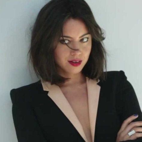 Aubrey Plaza Aesthetic, Aubrey Plaza, Aesthetic Icon, A Woman, Red, Hair, Black