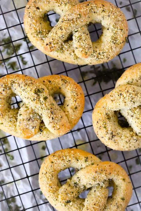 Garlic Parmesan Keto Pretzels - These buttery keto pretzels are seriously delicious! Easy keto bread recipe to make these pretzels #ketopretzels #garlicparmesan #ketobread #lowcarbbread #ketogarlicbread | buttertogetherkitchen.com Garlic Parmesan Pretzel Recipe, Keto Pretzels, Easy Keto Bread Recipe, Fat Head Dough, Keto Bread Recipe, Pretzels Recipe, Keto Diet Menu, Low Carb Bread, Low Carb Snacks