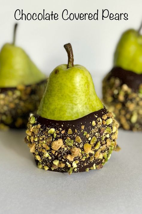 Three chocolate covered pears crusted with chopped pistachios. Chocolate Covered Pears, Pistachio Dip, Caramel Pears, Dipped In Chocolate, Pear Recipes, Caramel Chocolate, Chocolate Caramels, Chocolate Treats, Chocolate Dipped