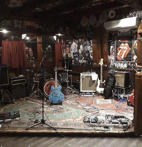 Garage Band Room, Band Studio Aesthetic, Punk Show Aesthetic, Cool Music Room, Garage Music Room, Band Rehearsal Room, Musician Room Aesthetic, Garage Music Studio, Music Studio Room Design