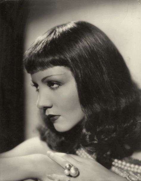 Claudette Colbert vintage hairstyle Vintage Bangs, 1930s Hair, Claudette Colbert, Photo Star, Classic Movie Stars, Actrices Hollywood, Old Hollywood Glamour, Golden Age Of Hollywood, Silver Screen