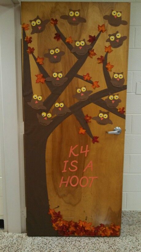 Fall classroom door with student-made owls. Fall School Doors, Deco Porte Halloween, Fall Classroom Door, Thanksgiving Activities For Kindergarten, Preschool Door, Halloween Classroom Door, Owl Classroom, Thanksgiving Classroom, Fall Classroom Decorations