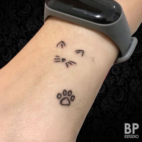 Pretty Small Tattoos For Women, Cat Hand Tattoo, Hand Simple Tattoo, Tattoos For Women Cat, Tattoo Gato, Kitten Tattoo, Cats Tattoo, Cute Cat Tattoo, Tato Henna