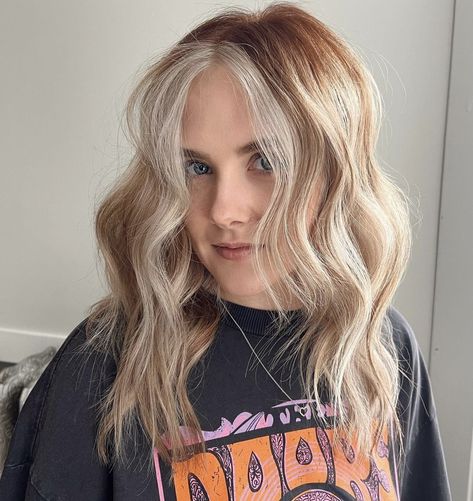 Blonde Hair With Red Shadow Roots, Root Smudge Red To Blonde, Root Smudge Strawberry Blonde, Dark Root Strawberry Blonde, Strawberry Blonde With Shadow Root, Strawberry Blonde Rooty, Red Roots Blonde Hair, Balayage Haircolor, Shadow Roots