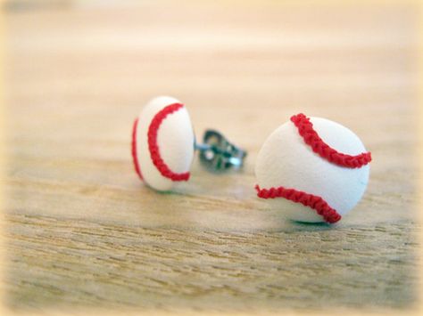 Sporty+Girl+Earrings...+Baseballs+by+JoyfulCreationsArt+on+Etsy Sporty Girl, Diy Earrings Polymer Clay, Kawaii Earrings, Cute Polymer Clay, Polymer Jewelry, Craft Show Ideas, Cute Clay, Polymer Clay Charms, Polymer Clay Projects