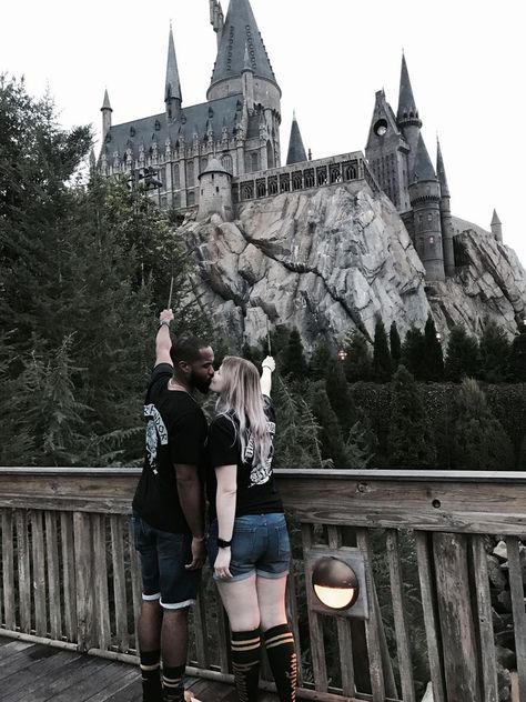 Universal Studios Outfit, Harry Porter, Disney Photo Ideas, Universal Studio, Honeymoon Photos, Orlando Parks, Harry Potter Wedding, Disney Ideas, Disney Photos