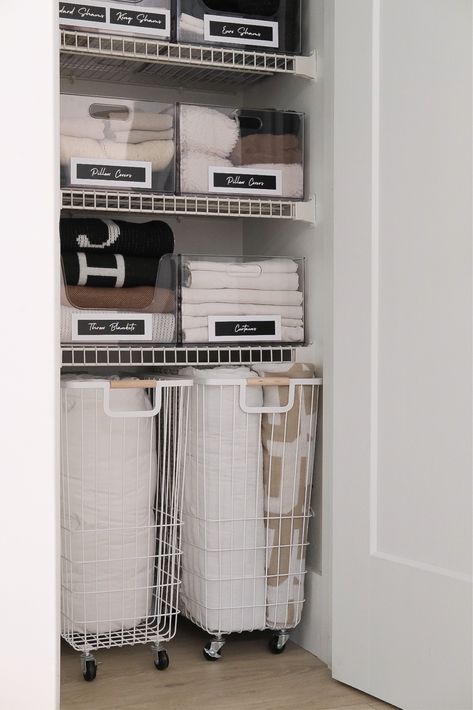 Bathroom Closet Organization Ideas, Linen Closet Design, Bathroom Closet Organization, Organizar Closet, Organized Closet, Closet Organization Ideas, House Organisation, Linen Closet Organization, Bathroom Closet