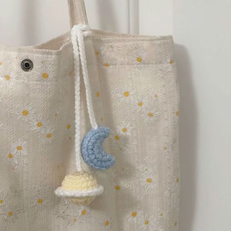 Moon And Saturn Crochet, Cute Crochet Presents, Tiny Crochet Plushies, Simple Crochet Projects To Sell, Taylor Swift Crochet Keychain, Crochet Moon Keychain, Crochet Saturn, Cute Small Crochet Projects, Taylor Swift Crochet Ideas