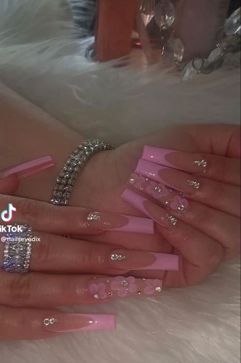 Cute Easy Nails With Gems, Pink Diamond Nails Rhinestones, Long Pink Rhinestone Nails, Pink Nail Designs With Gems, Pink Nails Acrylic With Rhinestones, Blinged Out Nails Rhinestones Pink, Pink Nail Designs With Diamonds, Best Acrylic Nails Pink, Pink Birthday Nails Coffin