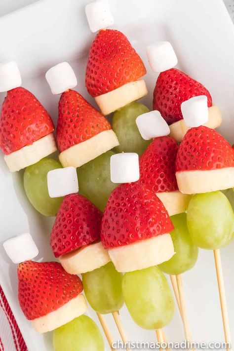 Grinch Fruit Kabob - christmasonadime.com Grinch Fruit, Grinch Fruit Kabobs, Grinch Kabobs, Healthy Christmas Snacks, Christmas Breakfast Ideas, Fruits Decoration, Grinch Party, Fruit Skewers, Fruit Kabobs