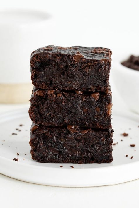 Vegan banana brownies are fudgy, moist, and easy! This healthy dessert recipe is made with overripe bananas, one bowl, and 8 ingredients. They are oil-free, contain no eggs, and incredibly delicious! #brownies #veganbrownies #bananabrownies #bananas #vegandessert #healthydessert #overripebananas #coconutsugar Healthy Banana Brownies, Okonomi Kitchen, Banana Brownies, Resep Brownies, Pumpkin Brownies, Recipes For Fall, Pumpkin Desserts, Healthy Brownies, Vegan Banana Bread