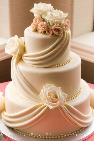 Cake Designs Without Fondant, White Fondant Cake, Cakes Without Fondant, Wedding Cake Simple Elegant, Cakes Elegant, Antique Boutique, Cake With Flowers, Pretty Wedding Cakes, Wedding Cakes Elegant