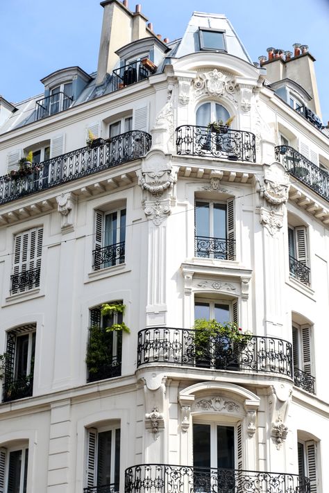 Parisian Apartment Exterior, Parisian House Exterior, Paris Penthouse, Parisian Style Apartment, Architecture Styles, Parisian House, Apartments Exterior, Parisian Architecture, Apartment Exterior