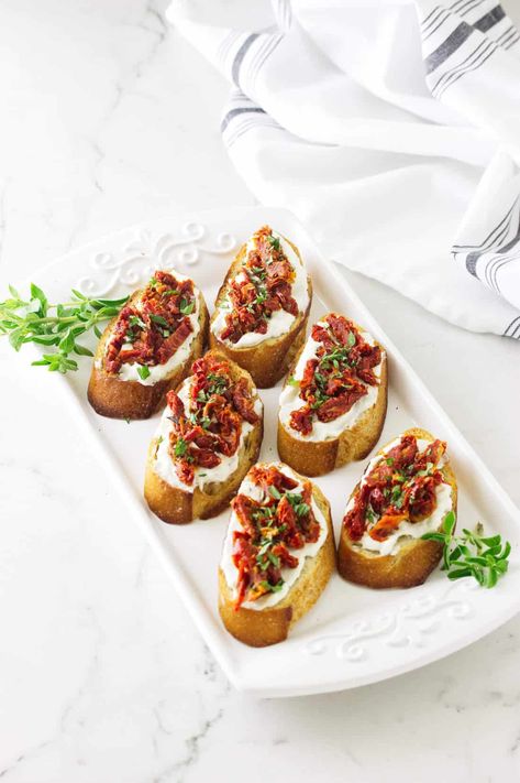 These sun dried tomato bruschetta crunchy toast appetizers are slathered with a feta cream mixture and heaped with sun dried tomatoes. Easy peasy! #appetizers #bruschetta #partyfood Toast Appetizers, Appetizers Bruschetta, Tomato Appetizer Recipes, Fried Macaroni And Cheese, Christmas Finger Foods, Tomato Appetizers, Make Ahead Appetizers, Tomato Bruschetta, Christmas Recipes Appetizers