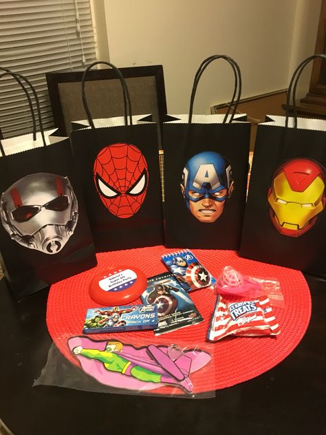 Captain America- Civil War Goody Bag and party favor ideas Captain America Birthday Party, Captain America Party, Pixar Party, Captain America Birthday, Birthday Party Goodie Bags, Marvel Birthday Party, Marvel Party, Party Favor Ideas, America Party