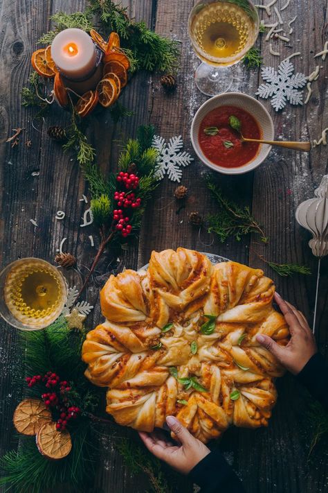 Savory Star Bread - Pull Apart Bread Easy Pull Apart Bread, Festive Dinner Table, Easy Marinara Sauce, Star Bread, Fried Garlic, Festive Dinner, Garlic Butter Sauce, Pull Apart Bread, Homemade Marinara