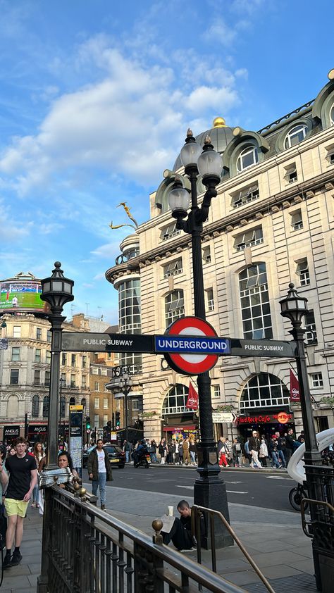 Picnic London, Aesthetic Train Station, London Picnic, Bars London, London Lunch, Aesthetic Train, London Dinner, London Underground Train, Restaurants London