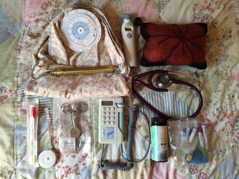 Contents of the midwife bag Midwifery Aesthetic, Midwife Office, Midwife Bag, Midwife Aesthetic, Birth Photoshoot, Midwife Assistant, Neonatal Nursing, Bsn Nursing, Midwifery Student