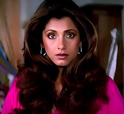 Dimple Kapadia, Bollywood Posters, Fashion Pictures, Types Of Fashion Styles, Bollywood Actress, Retro Fashion, Ram, Beauty Makeup, Most Beautiful