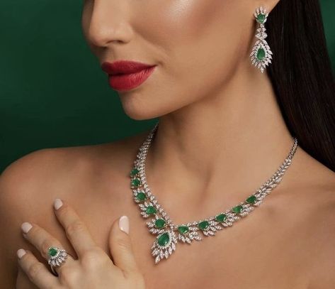 Diamond Necklace Set With Colour Stone, Eid Inspo Outfits, Eid Makeup, Bridal Foot Jewelry, Wedding Jewelry Sets Bridal Jewellery, Bridal Diamond Necklace, Real Diamond Necklace, Neck Pieces Jewelry, Eid Outfit