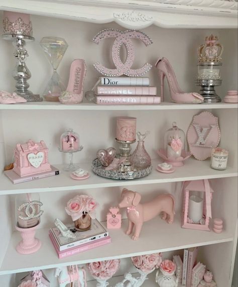 Pink Room Makeover Ideas, Pink Themed House, Pink Shelf Decor, Shelf Decor Pink, Design Bedroom Ideas, Girly Room Decor, Boho Bedroom Design, Pink Room Decor, Pink Wallpaper Girly