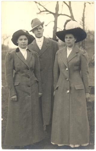 Trench Coats. By the end of the war, Trench Coats were born, based on army officer's practical coats. It began to pass into civilian use. Edwardian Jacket Women, 1910s Coat, Edwardian Coat, Fashion 1910, 1900s Fashion, 1910s Fashion, Harness Racing, 1920 Fashion, Linen Coat