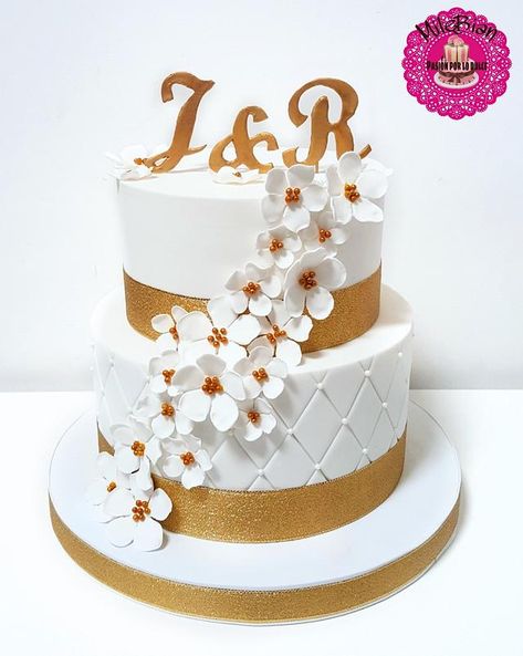 White & Gold wedding cake with sugar flowers White Gold Wedding Cake, Gold Theme Birthday, Wedding Cake Simple Elegant, White And Gold Wedding Cake, Fondant Wedding Cakes, Simple Cake Designs, Two Step, White Wedding Cakes, Simple Wedding Cake