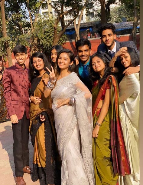 Farewell Poses With Friends, Farewell Poses With Friends In Saree, Saree Poses With Friends, Farewell Aesthetic, Farewell Poses, Farewell Ideas, Exclusive Saree Blouse Designs, Saree Pose, Farewell Sarees