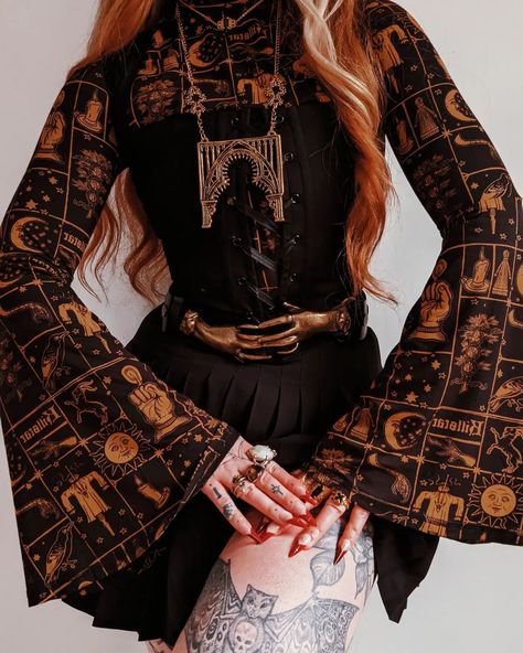 I am absolutely in love with this little Autumn witchy fit 🧡🧹🍁🌰🍂 Folk Horror is my absolute favourite and this @killstar collection is absolutely perfect. As much as I love wearing black I do love a warm orange tone...and ofc red. Top and boots @killstar Bodice @churchofsanctus Skirt @marywyatt Hand belt @la_femme_en_noir_ Arch necklace @petalsandpoison KLLSYM15 for 15% off✨ Dark Cottage Core Outfits, 21 Birthday Outfit, Regular Outfits, Witchy Cottage, Gothic Cottagecore, Autumn Core, Folk Horror, Witchy Outfits, Dark Cottage Core