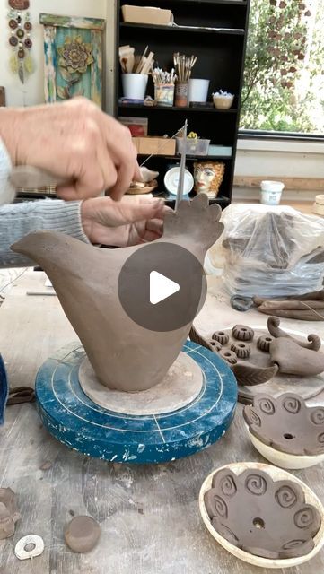 Beginners Ceramics, Bird Totem, Ceramic Videos, Ceramic Birds Sculpture, Ceramic Sculpture Figurative, Slab Ceramics, Ceramic Chicken, Beginner Pottery, Pottery Animals