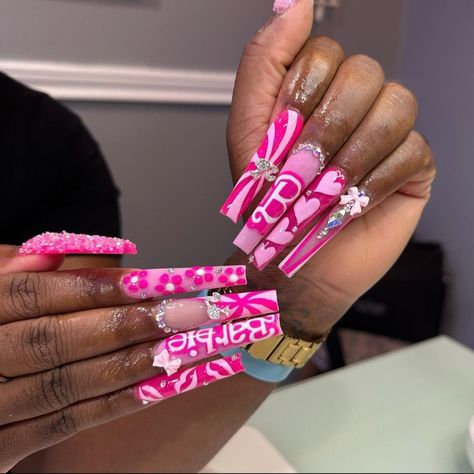 Nicki Minaj Nails Design, Nicki Minaj Concert Nails, Nicki Minaj Nails Ideas, Barbie Acrylic Nails, Nicki Minaj Nails, Nicki Concert, Nails Barbie, Pink Baddie, Barbie Pink Nails