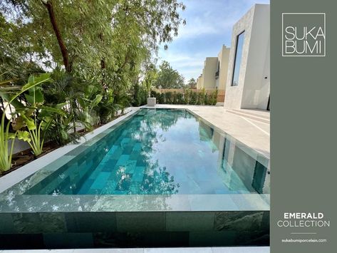 Private Villa in Jumeirah Islands swimming pool tiles. Beautiful emerald green tiles for this stunning Private Villa in Jumeirah Islands. Emerald Green Tiles, Overflow Pool, Vanishing Edge Pool, Green Tiles, Swimming Pool Tiles, Pool Tiles, Sukabumi, Green Tile, Pool Tile