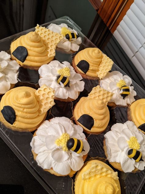 Bumble Bee Cupcakes, Bee Cupcakes, 1st Bday Cake, Bee Gender Reveal, Bee Party, Bee Birthday, Dessert Decoration, Cupcake Party, Chocolate Covered Strawberries