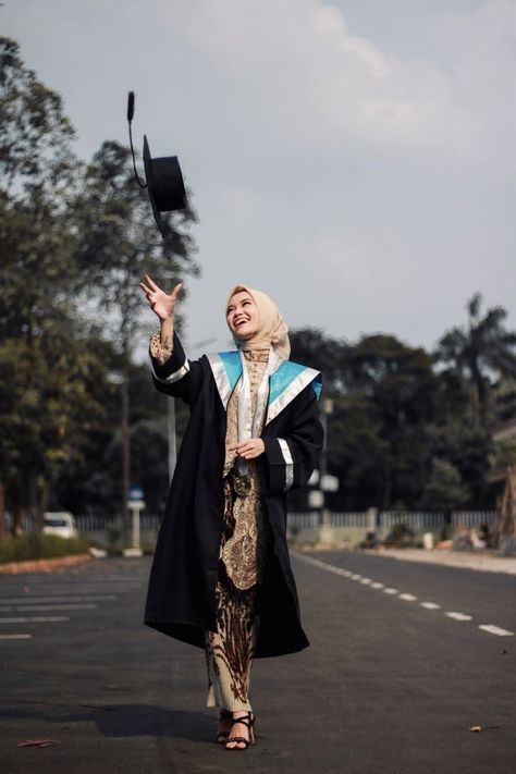 Foto wisuda,
Foto wisuda keluarga studio,
Foto wisuda keluarga,
Foto wisuda bareng pacar,
Foto wisuda aesthetic,
Foto wisuda outdoor,
Foto wisuda keluarga outdoor,
Foto wisuda studio,
Foto wisuda cowok,
Foto wisuda couple,
Foto wisuda bareng teman,
Foto wisuda pria, Toga Wisuda Aesthetic, College Graduation Photoshoot, Outdoor Graduation, Grad Photography, Friend Graduation, Graduation Photography Poses, Graduation Poses, Graduation Picture Poses, Graduation Portraits