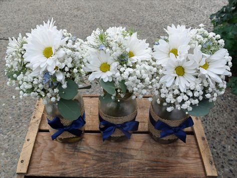 Mason Jar Daisy Centerpieces, Daisy Table Centerpieces, Retirement Party Flower Centerpieces, Wedding Simple Centerpieces Diy, Navy And White Centerpieces, Blue Floral Centerpieces Simple, Blue And Green Centerpiece, White Daisy Centerpieces, Daisy Centerpiece Ideas