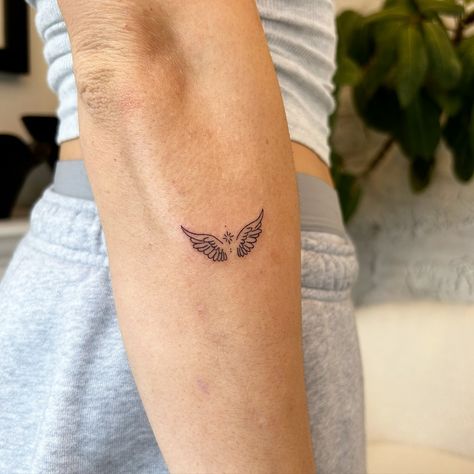 tiny angel wings ✨🥹 Dainty Angel Wings Tattoo, Small Guardian Angel Tattoos, Dainty Angel Wings, Guardian Angel Tattoos, Simple Angel Tattoos, Small Angel Wing Tattoo, Angel Wing Tattoo, Angle Tattoo, Small Star Tattoos