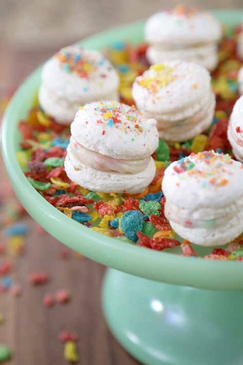 These Fruity Pebbles macarons are about to become your favorite thing ever! Fruity Pebble, Mini Dessert Recipes, Popsugar Food, Macaroon Recipes, Macaron Recipe, Fruity Pebbles, Banana Pudding, Mini Desserts, Macaroons