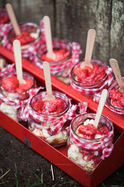 Strawberry Shortcakes in a Jar Summer Dessert Table, Jenny Cookies, Types Of Desserts, Dessert Pictures, Baking Mix, Summer Dessert, Summer Bbq, Wooden Spoon, Strawberry Recipes